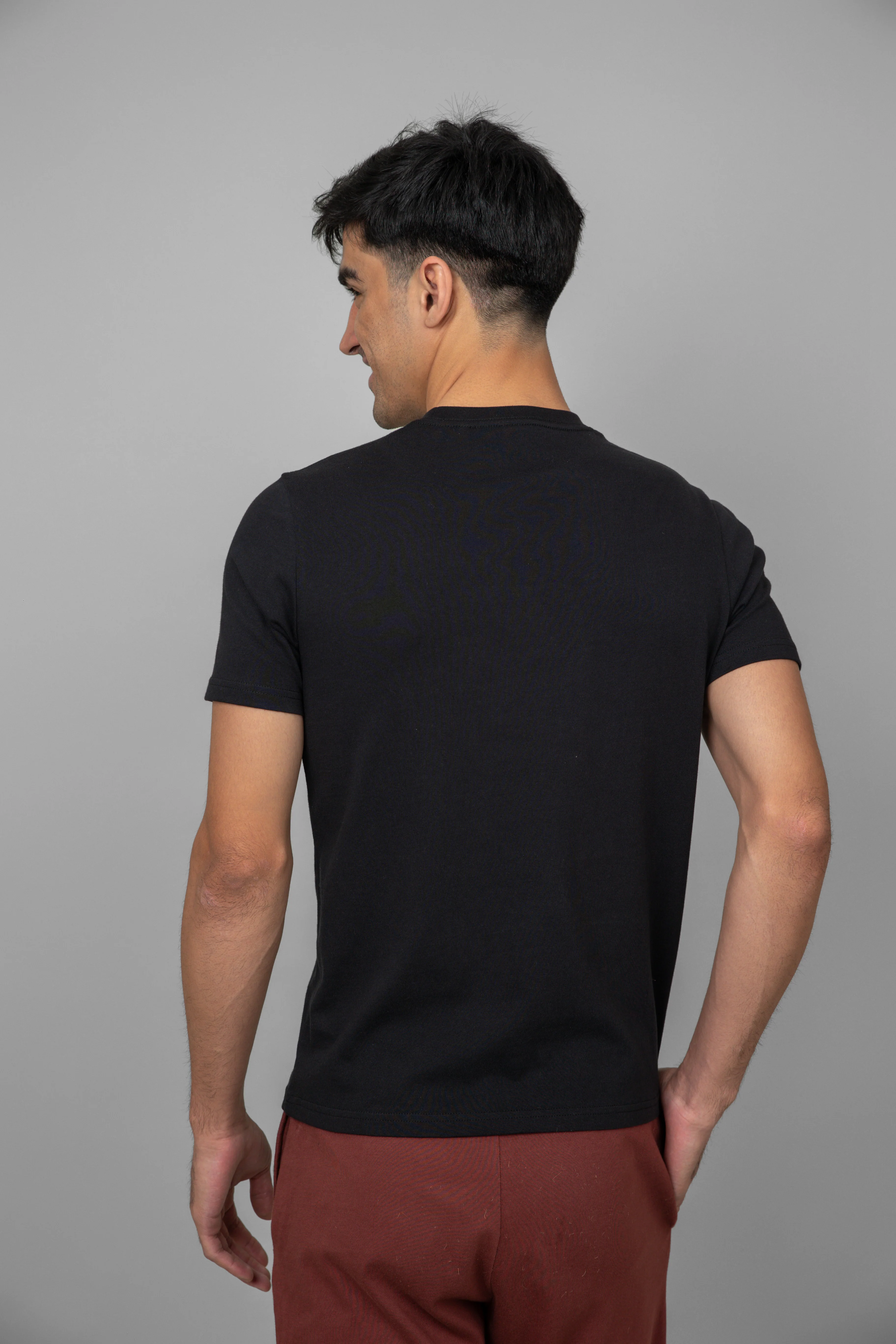 Black Men's Essential T-shirt - Image 3